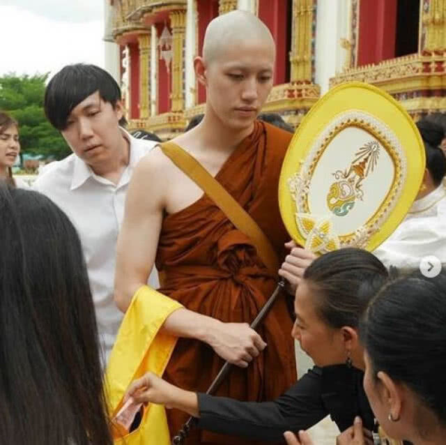 "ต่อ-ธนภพ" ห่มผ้าเหลือง ทดแทนพระคุณพ่อแม่
