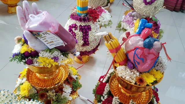 สีสันพานไหว้ครู! งดล้อเลียนการเมือง