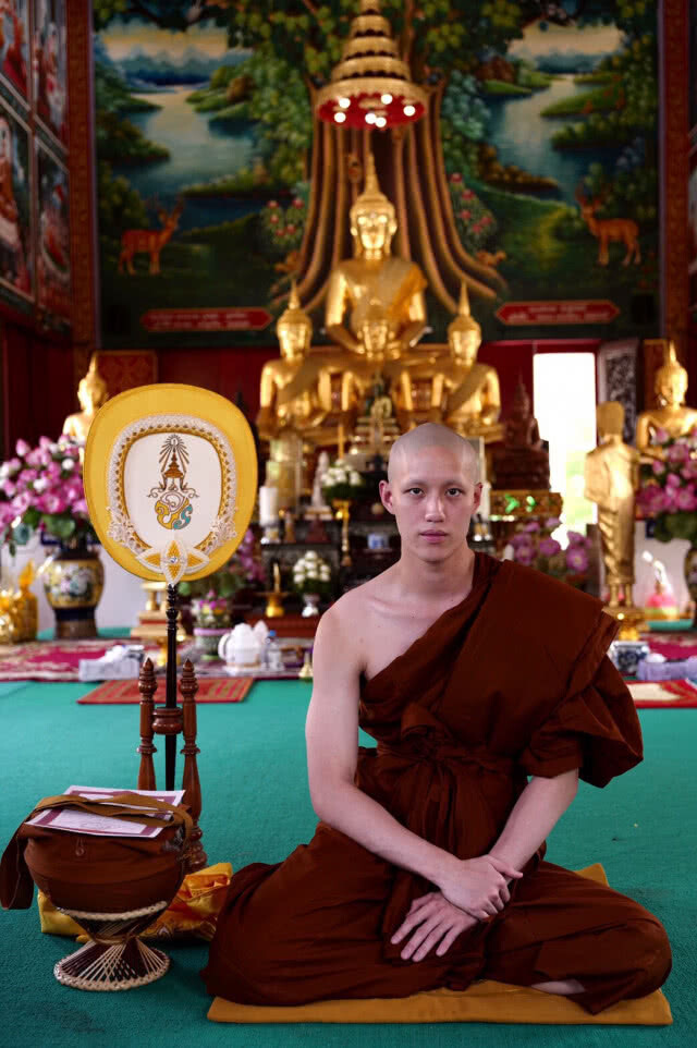 "ต่อ-ธนภพ" ห่มผ้าเหลือง ทดแทนพระคุณพ่อแม่