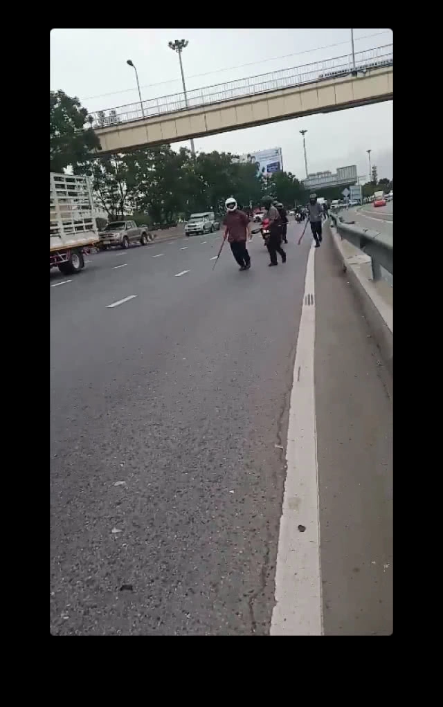 "ชีวิตมีค่าแค่นี้หรอ?" 2 ทหารเรือใจเด็ด! ไล่เด็กช่างตีกันกลางถนน