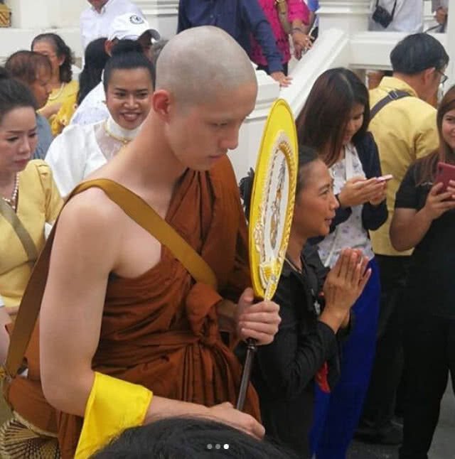 "ต่อ-ธนภพ" ห่มผ้าเหลือง ทดแทนพระคุณพ่อแม่