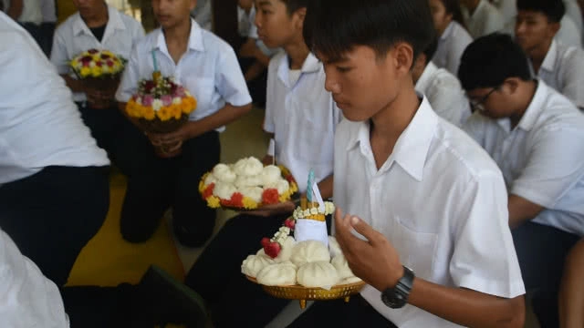 นศ.เทคโนกรุงเก่า ยกพาน"หัวหมู ไก่ต้ม" ไหว้ครู