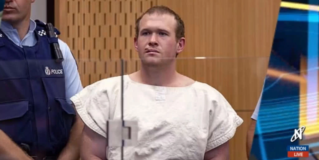 ไม่สลด!....มือปืนกราดยิงมัสยิดนิวซีแลนด์ยิ้มแย้มขณะขึ้นศาล