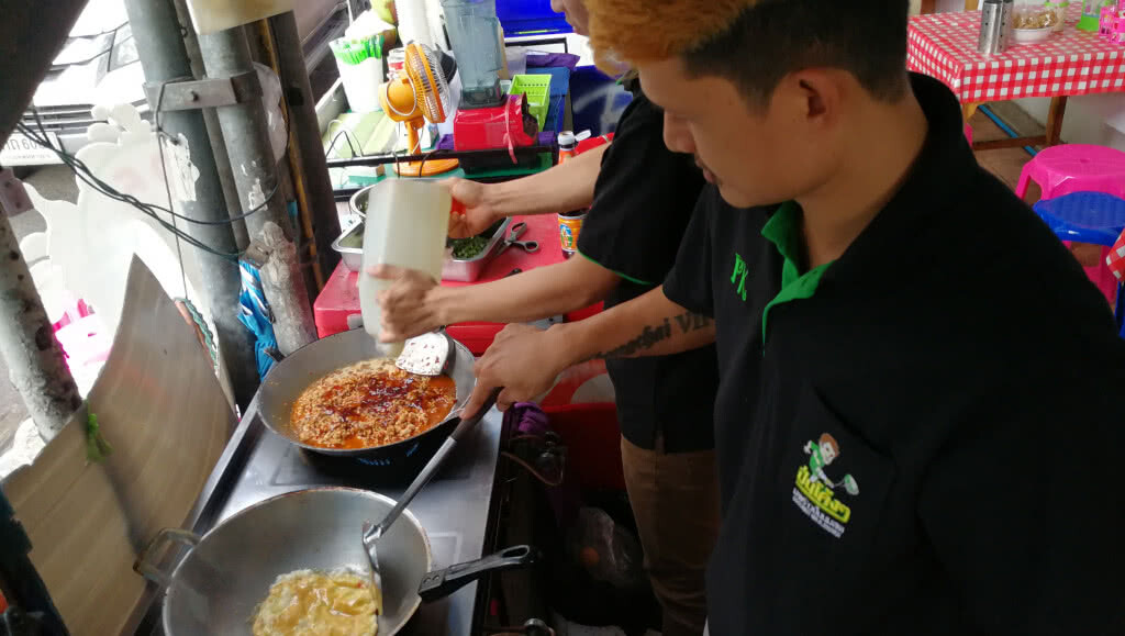(คลิปข่าว) จาก "ไข่เจียวแข้งเทพ" สู่ "น้ำมะพร้าวปั่นนมสด"