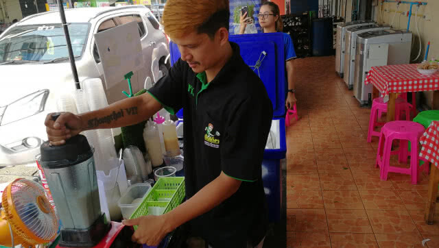 (คลิปข่าว) จาก "ไข่เจียวแข้งเทพ" สู่ "น้ำมะพร้าวปั่นนมสด"