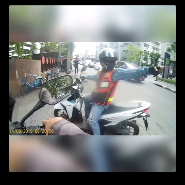 "อย่ามั่วดิพี่! นี่!..แฟนผม" หนุ่มรอรับแฟน ถูกวินมอไซค์เข้าใจผิด คิดว่าเป็นแกร๊บ