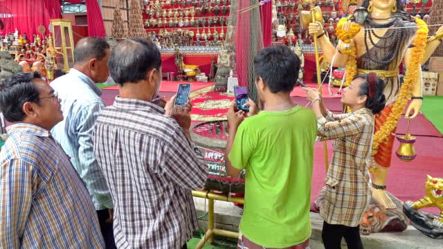 แห่ทำบุญสร้างวิหารปู่ฤๅษี ส่องอ่างน้ำมนต์"ฤาษีเณร"ขอโชค!!