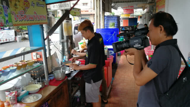 (คลิปข่าว) จาก "ไข่เจียวแข้งเทพ" สู่ "น้ำมะพร้าวปั่นนมสด"