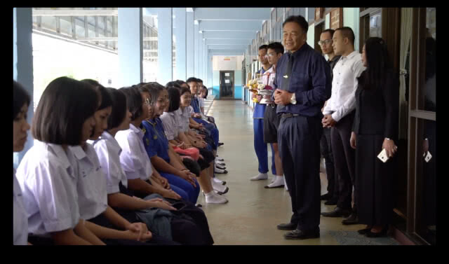ผอ.แจงปม "พานไหว้ครูการเมือง" ยันไม่มีตำรวจ-ทหารสั่งลบภาพ เผย "มีสื่อใหญ่โทรหา" ก่อนเป็นข่าวดัง