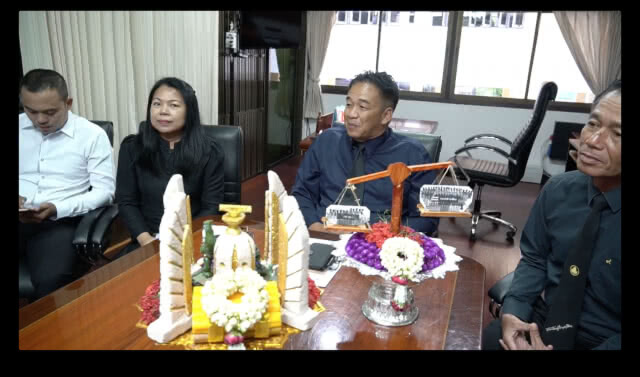 ผอ.แจงปม "พานไหว้ครูการเมือง" ยันไม่มีตำรวจ-ทหารสั่งลบภาพ เผย "มีสื่อใหญ่โทรหา" ก่อนเป็นข่าวดัง