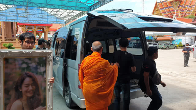 คลิปนาที ศพ"น้ำตาล" เดอะสตาร์5 ถึงวัดป้อมฯ!!