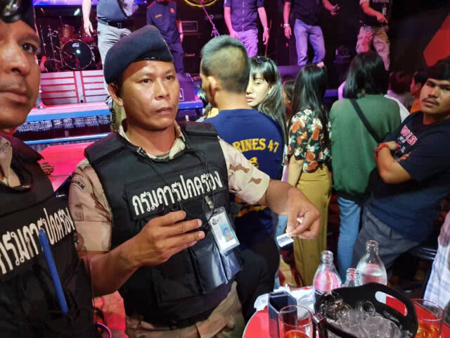 ลุยตรวจ 2 ผับดัง -ฉี่ม่วงร้อยกว่าคน