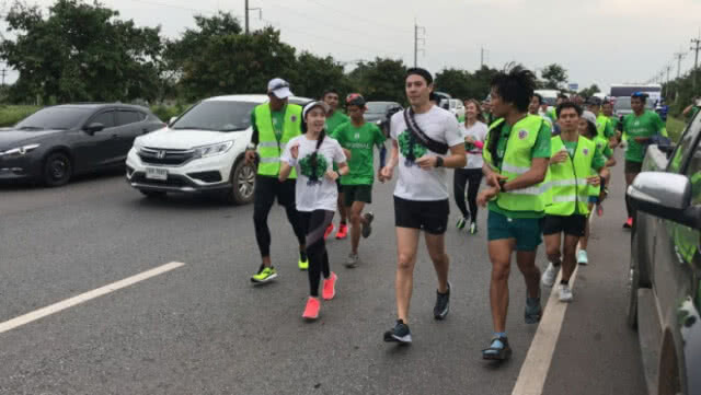 "พี่ตูน" รับมอบเงิน ก้าวต่อไปด้วยพลังเล็กๆ จ.อุดรธานี กว่า 7.6 ล้าน