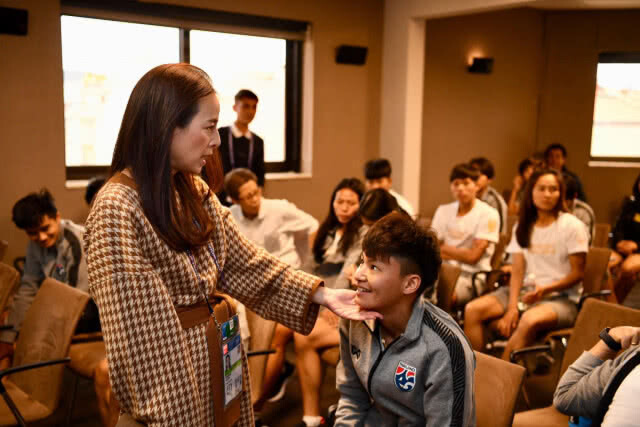 ( คลิปข่าว)  "มาดามแป้ง"เร้านักเตะสู้เต็มร้อยเกมดวลสวีเดน