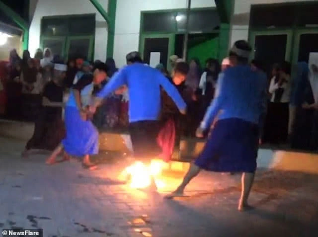 สุดแผลง! นักเรียนอินโดฯ เล่นเกมเตะลูกบอลไฟ