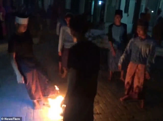 สุดแผลง! นักเรียนอินโดฯ เล่นเกมเตะลูกบอลไฟ