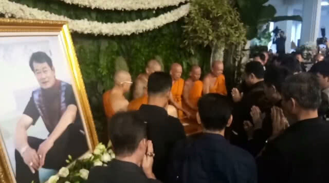 สวดพระอภิธรรมกำนันเป๊าะคืนแรก คนดังร่วมงานเพียบ