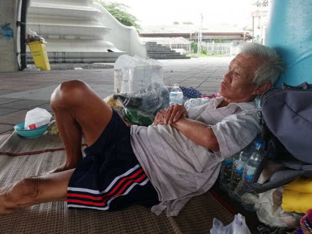 วอนช่วย คุณตาพิการขา2ข้าง ถูกทิ้งใต้สะพานเจษฎาบดินทร์