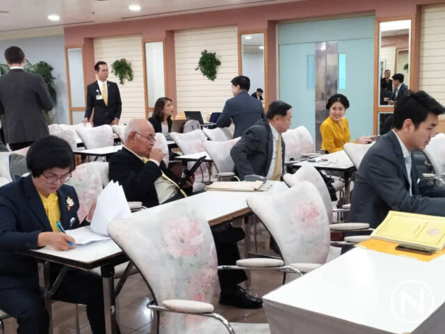 "ช่อ พรรณิการ์" กลับมาแล้ว! โผล่นั่งห้องรับรองรัฐสภาชั่วคราว