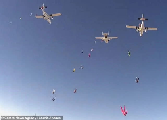 64 คน จับมือทำลายสถิติ! โดดร่มกลางคืนครั้งใหญ่ที่สุด