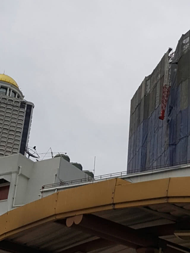 เครนถล่ม! ใส่หลังคาโรงเรียนอัสสัมชัญ คอนแวนต์ นักเรียนเจ็บนับสิบราย