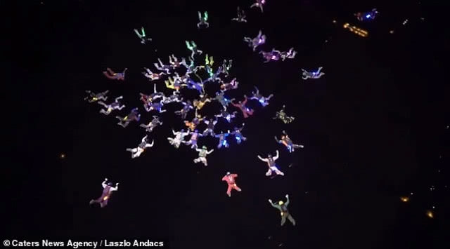 64 คน จับมือทำลายสถิติ! โดดร่มกลางคืนครั้งใหญ่ที่สุด