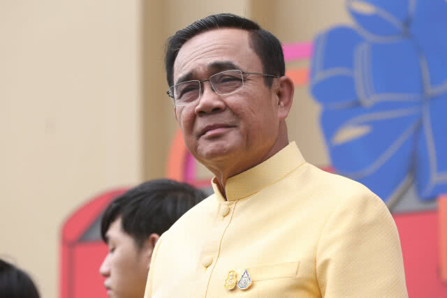 "บิ๊กตู่" ส่งยิ้มหวาน ตอบสื่อ "ทูลเกล้าฯ" รายชื่อ "ครม."? ระบุ "เมื่อวานพูดไปแล้ว"
