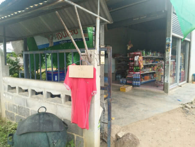 ผวา! ผีแม่ม่ายอาละวาด ชาวบ้านแห่นำเสื้อแดงแขวนหน้าบ้าน