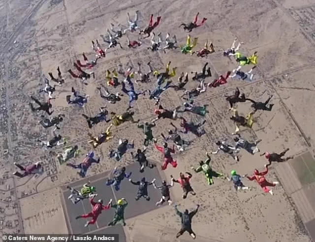 64 คน จับมือทำลายสถิติ! โดดร่มกลางคืนครั้งใหญ่ที่สุด