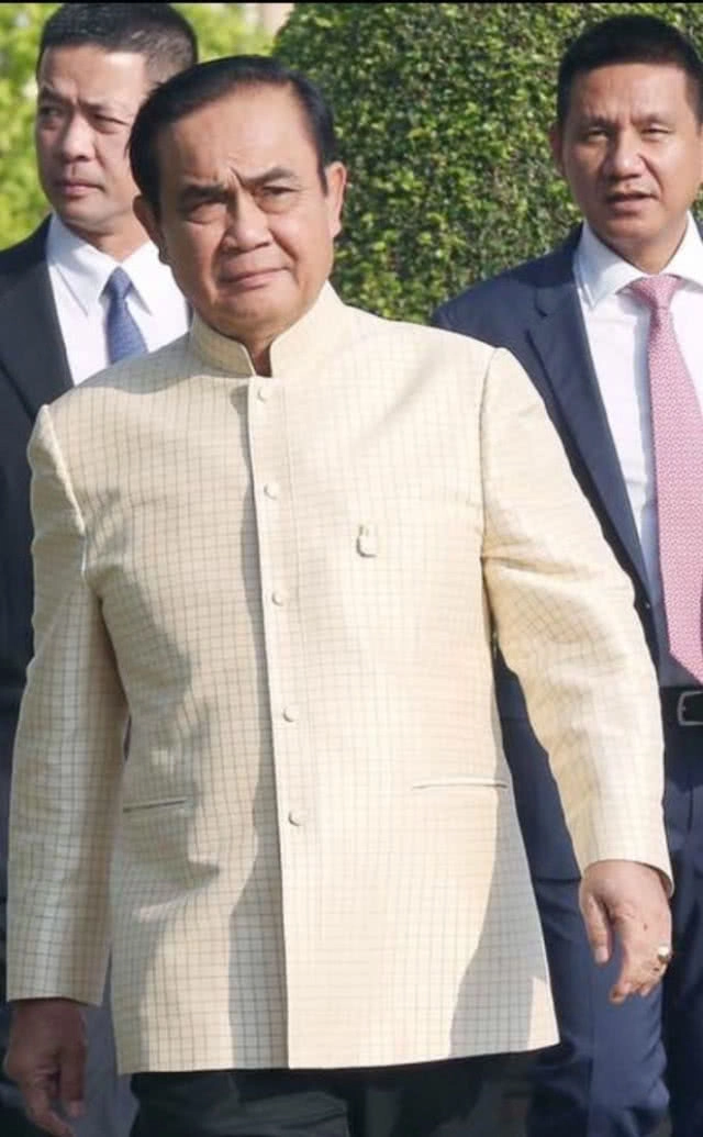 "ฝ่ายเสธ. บิ๊กตู่"ลาออกจากราชการคาดลุยการเมืองเต็มตัว