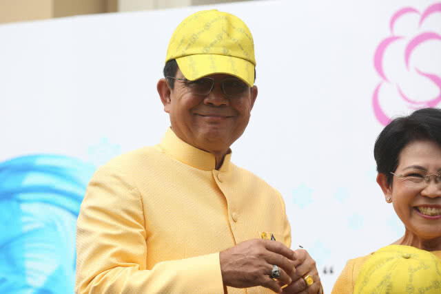 "บิ๊กตู่" ส่งยิ้มหวาน ตอบสื่อ "ทูลเกล้าฯ" รายชื่อ "ครม."? ระบุ "เมื่อวานพูดไปแล้ว"