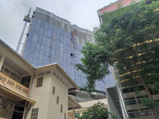 เครนถล่ม! ใส่หลังคาโรงเรียนอัสสัมชัญ คอนแวนต์ นักเรียนเจ็บนับสิบราย