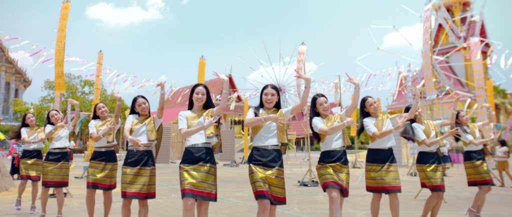 จับตาดูว่าสาวอีสานคนไหน ผมเงา เด้ง ลื่น ตลอดงานบุญ
