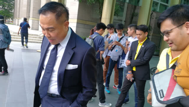 ( คลิป )  พล.ต.อ.สมยศฯให้กำลังใจแข้งหญิงไทย เกมดวล"ชิลี"