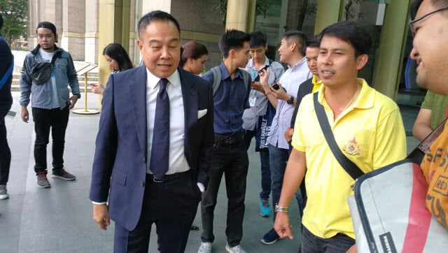 ( คลิป )  พล.ต.อ.สมยศฯให้กำลังใจแข้งหญิงไทย เกมดวล"ชิลี"