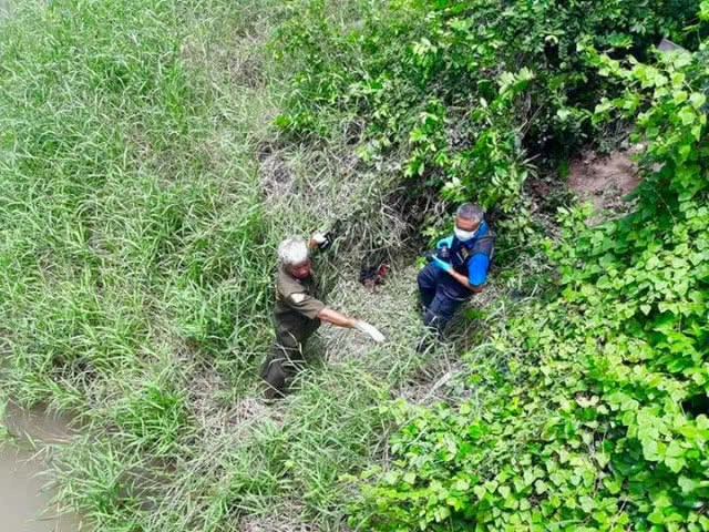 นึกว่าตายจริง!! กู้ภัย พบหนุ่มนอนแช่น้ำในคลอง เพราะเมาหนัก