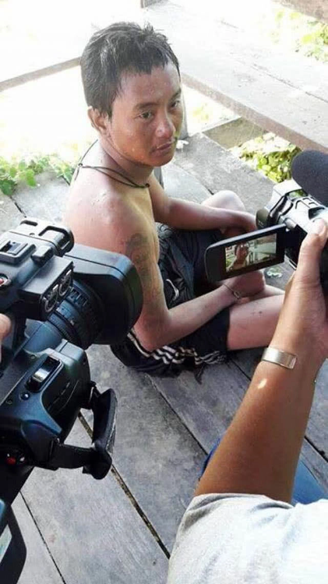 นึกว่าตายจริง!! กู้ภัย พบหนุ่มนอนแช่น้ำในคลอง เพราะเมาหนัก