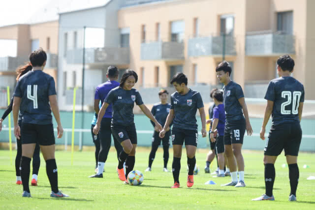 ( คลิป )  พล.ต.อ.สมยศฯให้กำลังใจแข้งหญิงไทย เกมดวล"ชิลี"