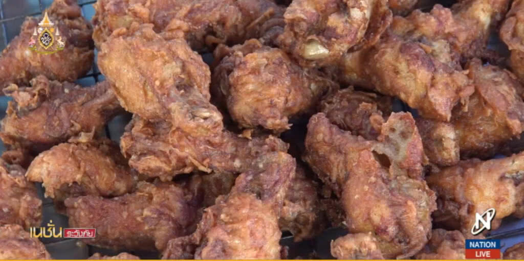 หนุ่มโพสต์เตือนภัย ซื้อไก่ทอด ฉีกกินพบหนอนไต่ยั้วเยี้ย