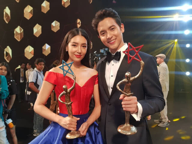 "เจมส์ จิ" ควง "เบลล่า" คว้ารางวัลขวัญใจมหาชน-ดารานำหญิงแห่งปี