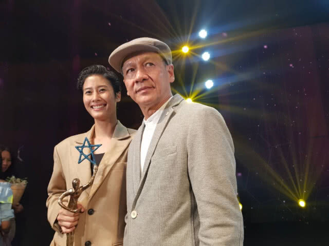 "เจมส์ จิ" ควง "เบลล่า" คว้ารางวัลขวัญใจมหาชน-ดารานำหญิงแห่งปี