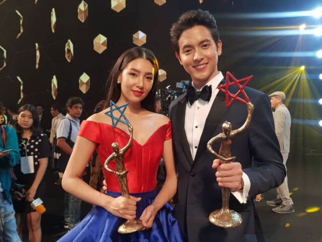 "เจมส์ จิ" ควง "เบลล่า" คว้ารางวัลขวัญใจมหาชน-ดารานำหญิงแห่งปี