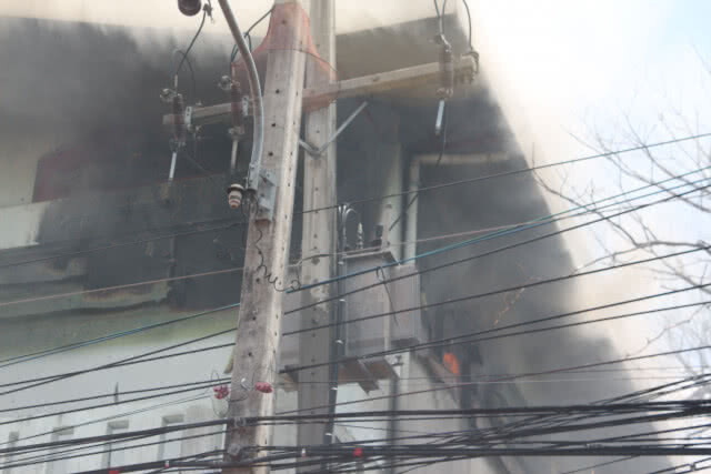 "ไฟไหม้" โกดังเก็บของเล่นเด็ก เกือบวอดทั้งหลัง