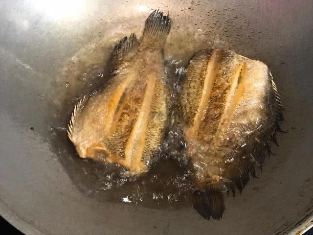 ครัวน้าคม : "แกงคั่วใบชายา ปลาสลิดทอด" ประโยชน์และสรรพคุณที่อยากให้คุณได้รู้จัก