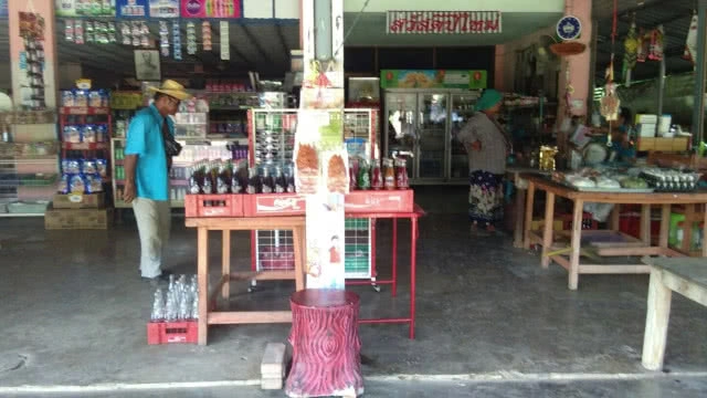 เจ้าของร้านชำแทบช็อก จัดชั้นขายของงูเห่าชูคอขู่ฟ่อๆ