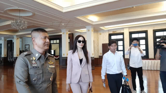 "เมย์-ก้อย" 2 ดาราดัง รับทราบข้อหารีวิว "เมจิกสกิน" ยอมรับรู้เท่าไม่การณ์