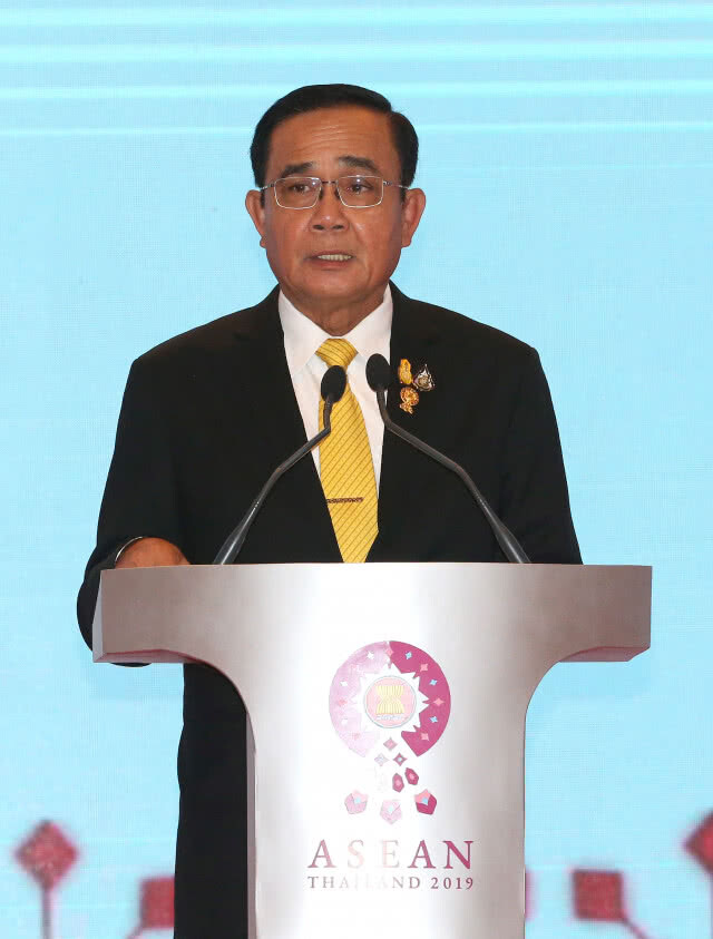 "เพื่อไทย"ซัด "ประยุทธ์" ออกคำสั่งคสช.พักงาน​ ขรก.
