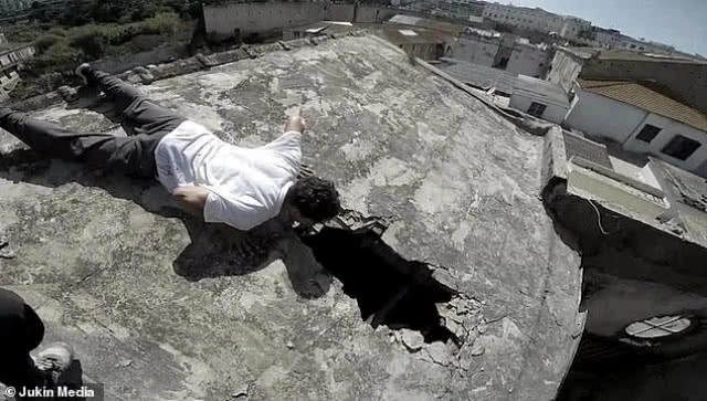 เป็นเรื่อง! กลุ่มฟรีรันนิ่งพลาดขณะทำคลิปผาดโผน จนหลังคาบ้านคนอื่นทะลุ