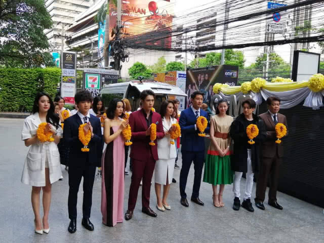 "ป้อง-เอสเธอร์" นำทีมบวงสรวง "เดจาวู รักย้อนเวลา"