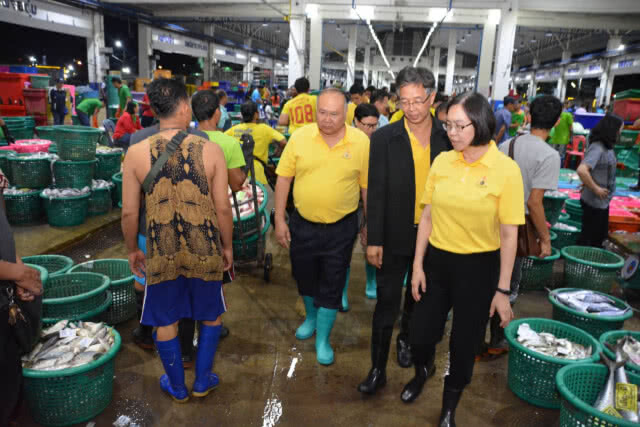 พาณิชย์ลงพื้นที่ตรวจตลาดสินค้าประมง มั่นใจปลอด IUU